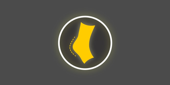 Gelb-weißes Symbol mit einer Ferse innerhalb eines Kreises, vor dunkelgrauem Hintergrund, das reduzierte Reibung und Scheuern darstellt.
