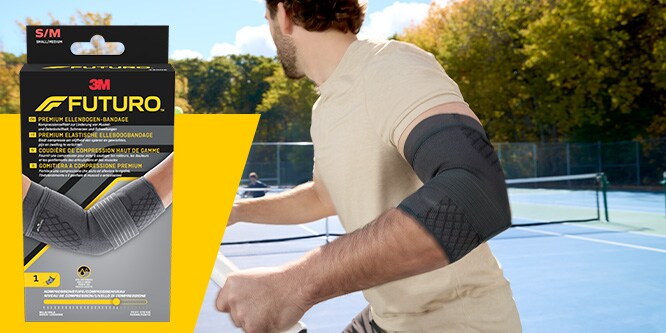 Tennisspieler trägt eine FUTURO Premium Ellenbogen-Kompressionsbandage; Produktverpackung sichtbar
