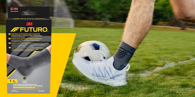 Fußballspieler trägt eine FUTURO Premium Knöchel-Kompressionsbandage und schießt den Ball; Produktverpackung sichtbar
