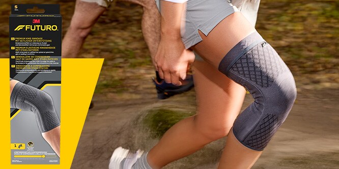 Läufer auf einem Trail trägt eine FUTURO Premium Knie-Kompressionsbandage; Produktverpackung sichtbar
